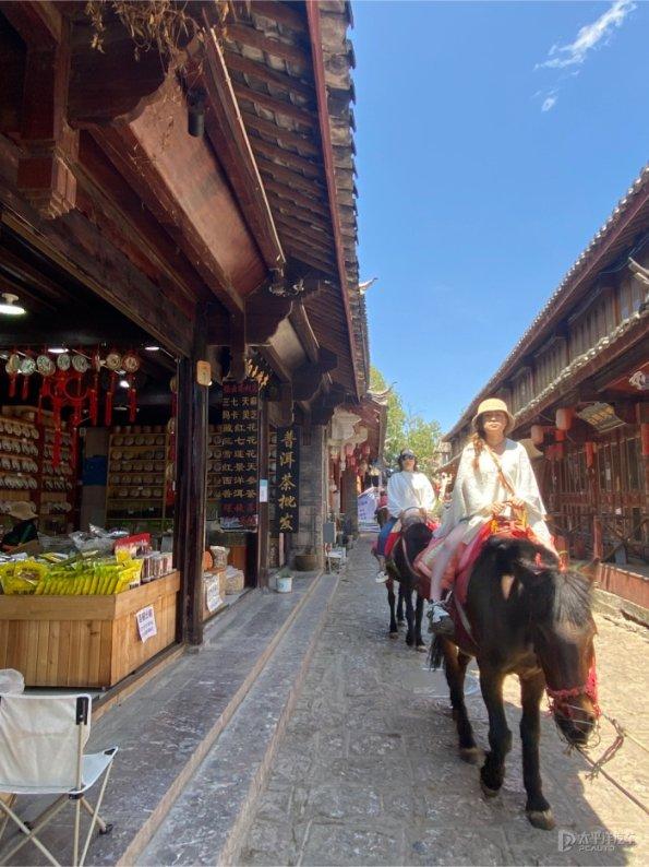 看到深圳街拍,才发现:满大街都是“派克服+鲨鱼裤”,保暖显瘦